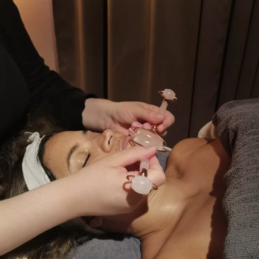 Ansiktsbehandling med koppning och Gua Sha på Sparadiset