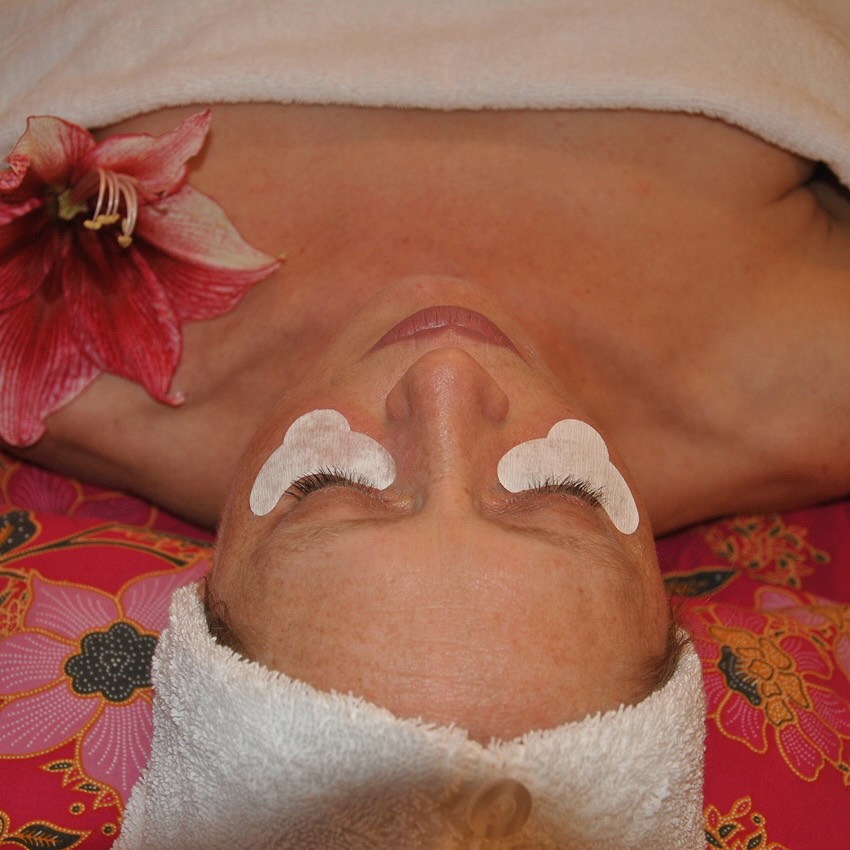 Gesichtsbehandlung mit Massage – Anbieterfoto