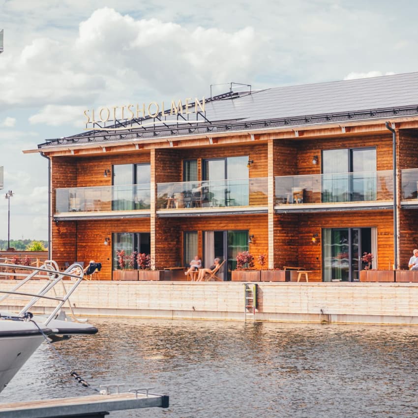 Övernattning på Slottsholmens flytande hotell med spa och middag