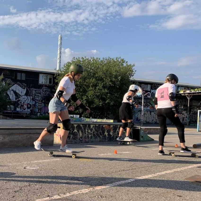 Holdundervisning i skateboard for familier hos L.O.W Academy