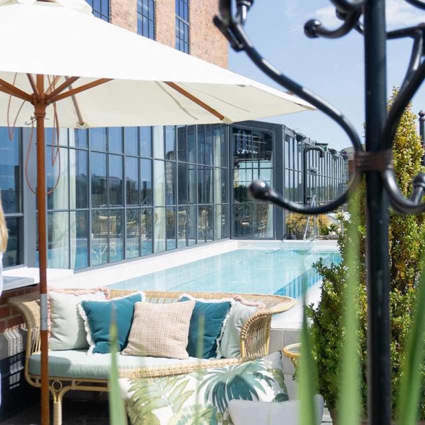 Avkopplande Pool Club på The Steam Hotel