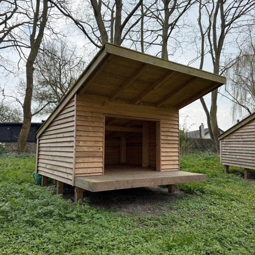 Overnat i shelter blandt øens kaniner hos Campingpladsen Endelave