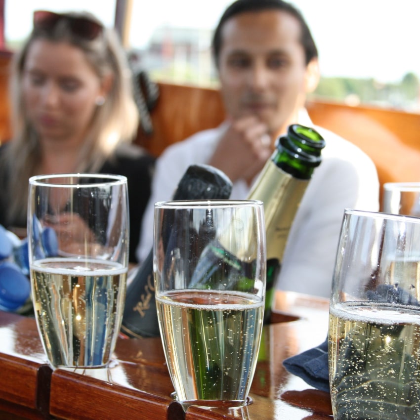 Champagneprovning under Stockholms broar