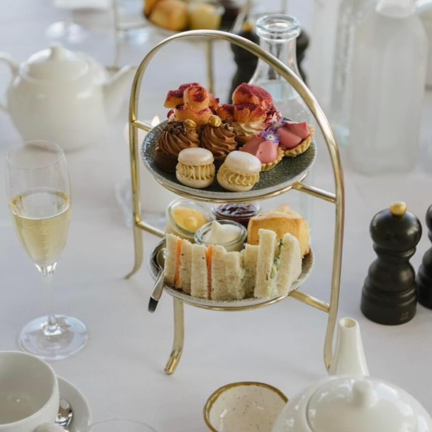 Klassisk Afternoon Tea med udsigt over Øresund hos Marienlyst Strandhotel