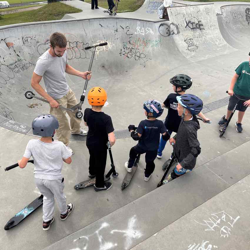 Holdundervisning i løbehjul hos L.O.W Skate Academy