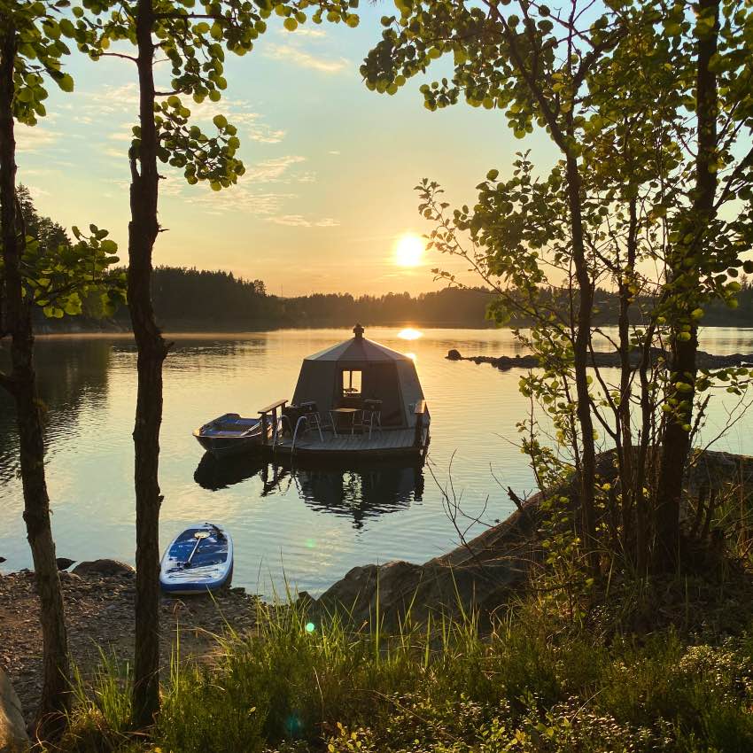 Övernattning i flytande glasigloo med panoramautsikt
