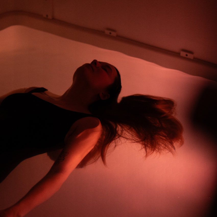 Floating hos PAUSE recovery studio